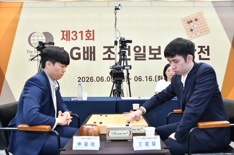 Shin Minjun 9p (left) plays Wang Xinghao 9p in the final of the 31st LG Cup
