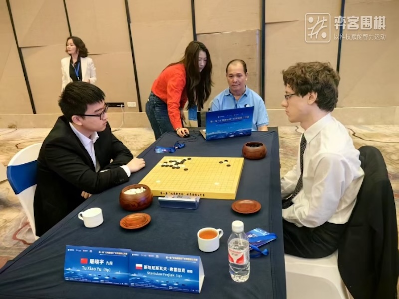 Stanisław Frejlak 2p (right) plays Tu Xiaoyu 9p at the 1st Beihai Xinyi Cup
